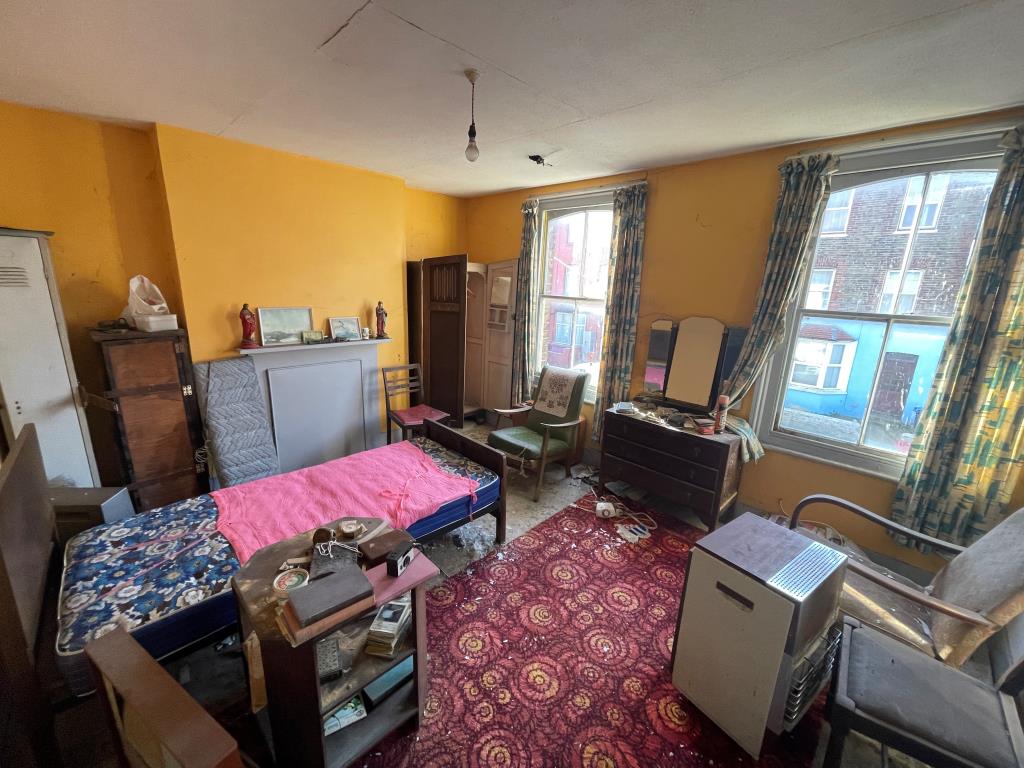 Lot: 134 - END-TERRACE HOUSE FOR REFURBISHMENT - Bedroom